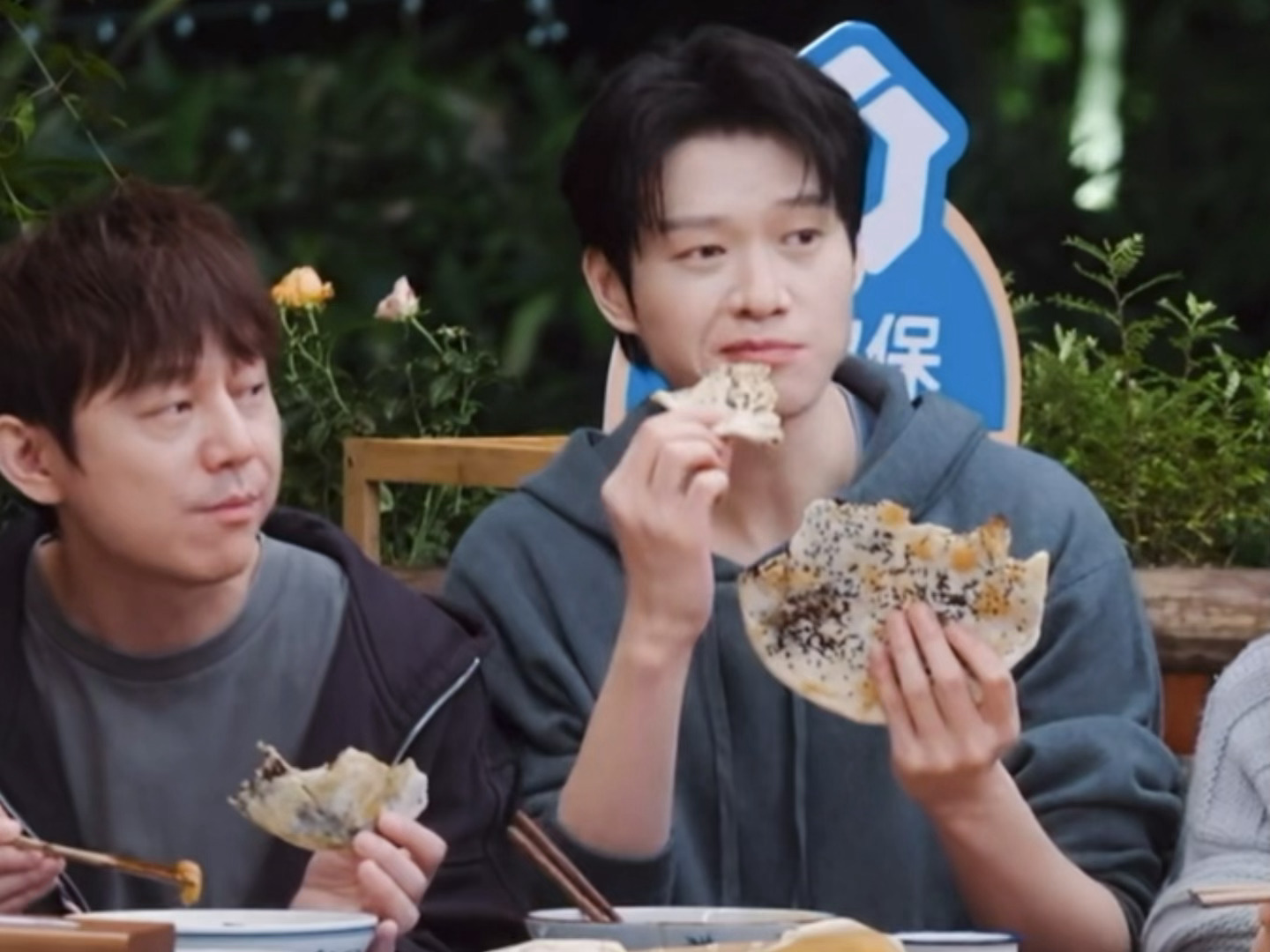 哈哈哈哈哈哈哈哈预告里魏大勋吃饼这个镜头太适合做表情包了