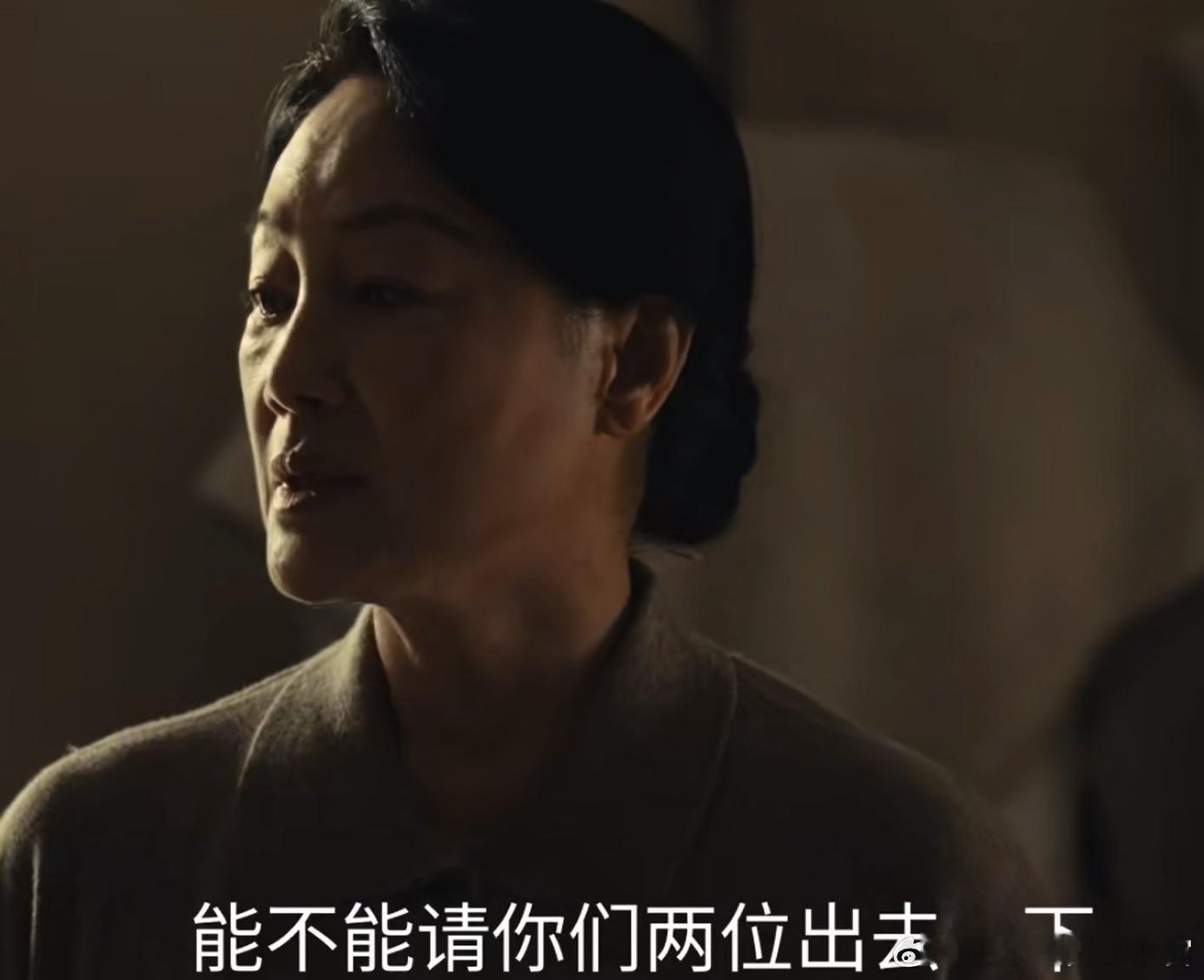 她妈眼里涂指甲油都算勾引 看到周媚被妈妈当众质疑涂指甲油是勾引，真的气炸了！这哪