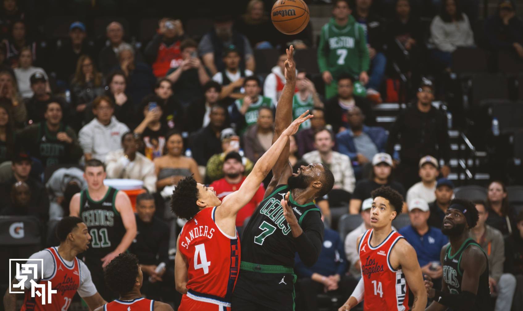 凯尔特人终结快船6连胜杰伦布朗50分 比赛还剩5分多钟，快船落后凯尔特人24分，