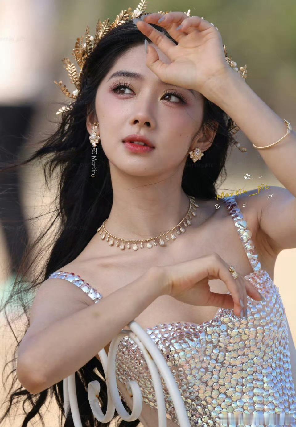 王影璐 鞋跟高鞋跟造型仙气飘飘！走路稳稳当当超有仪态，瞬间梦回《献鱼》里的廖停雁