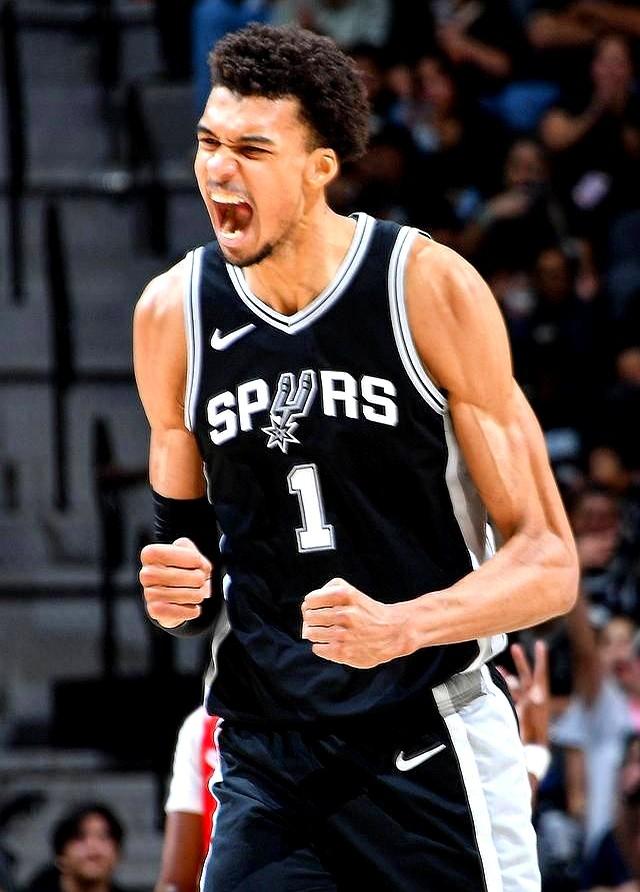 明天勇士和马刺的比赛被看作是赛季的重要转折点。

库里在上一场表现出色，末节逆转