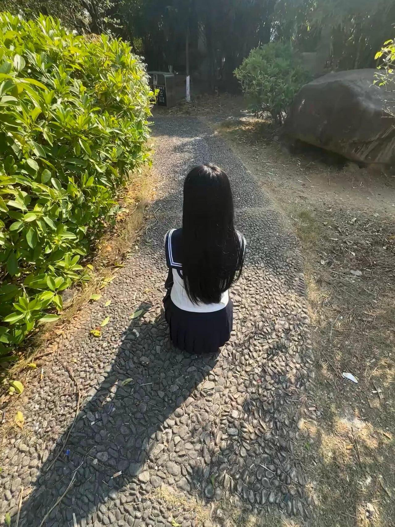 人老了，
千万不要享清福，
只要你身体没有大毛病，

就给自己找点事干，人一闲着
