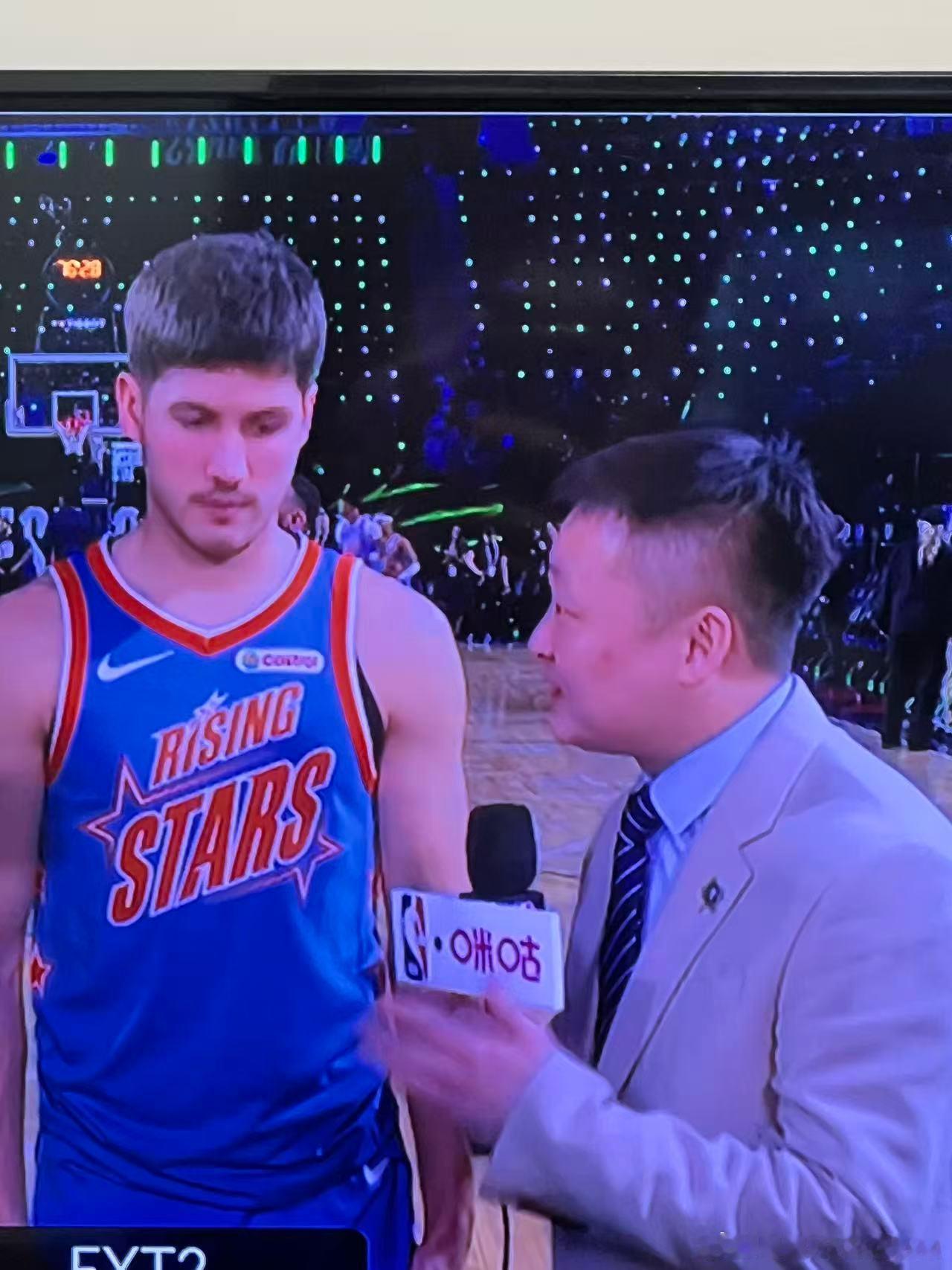 记得看咪咕哈哈哈，赛前场边聊天的最后，杨老师和我给小谢来了个惊喜2026nba全