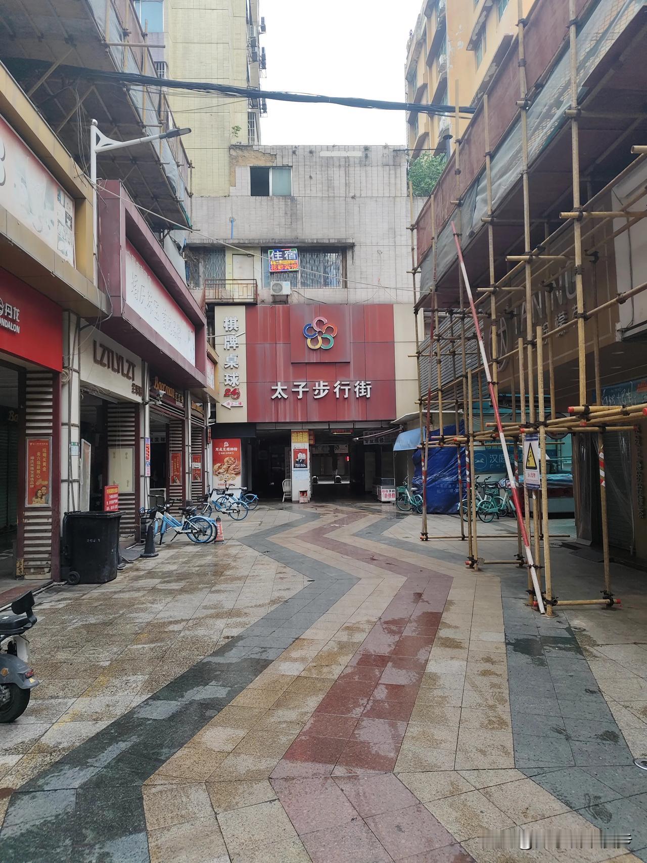 雨中空荡荡的太子步行街，翻新之后还能回到往日热闹吗？
 
清晨，台风红霞带来的雨