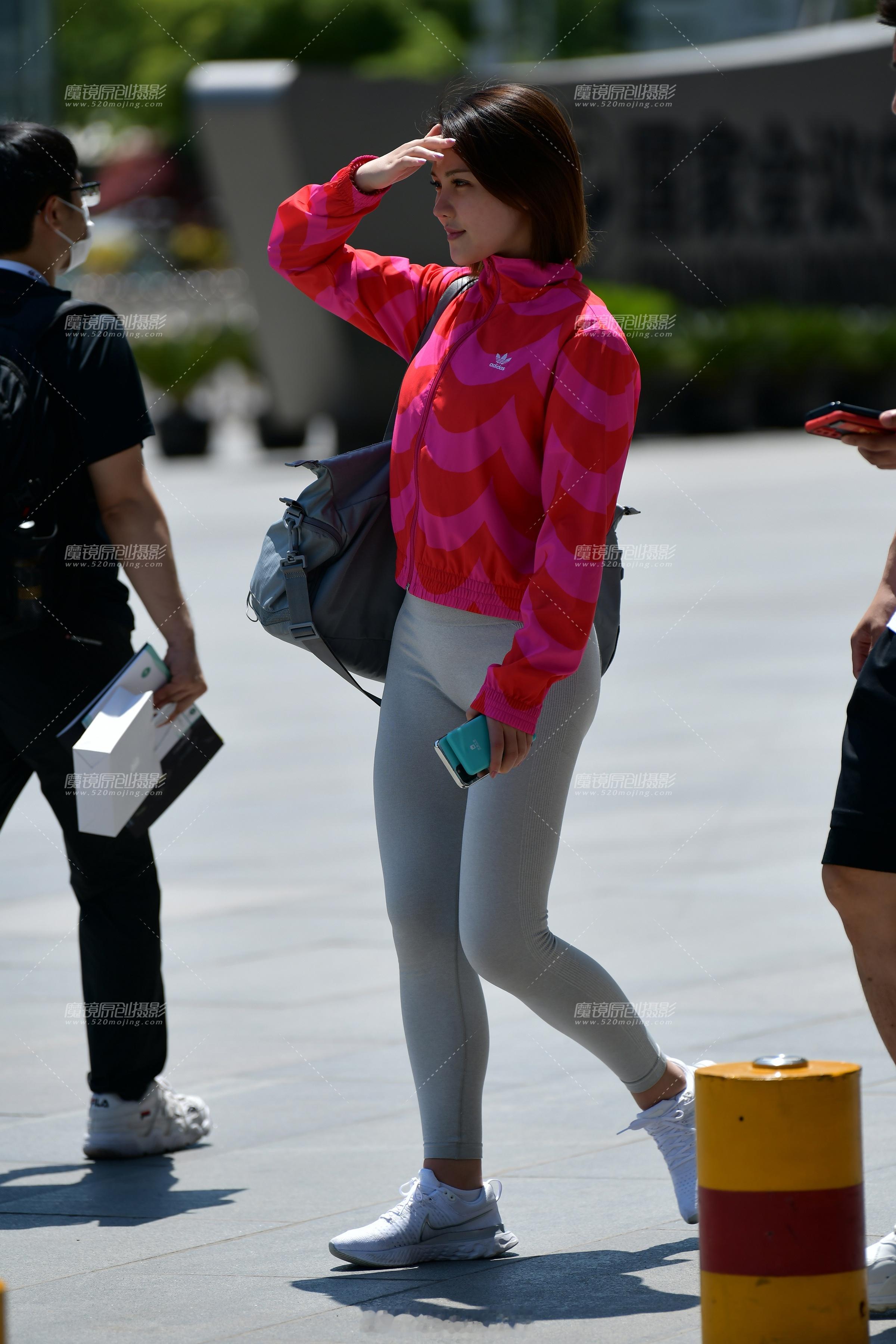 冲锋衣 显命苦冲锋衣防寒保暖还防雨，多好！ ​​​