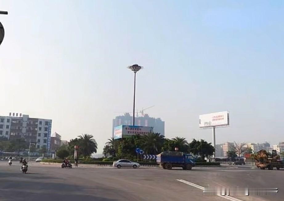 吴川市海港大道，十五年前的老照片。在2000年至2010年之前，湛江吴川市区基本