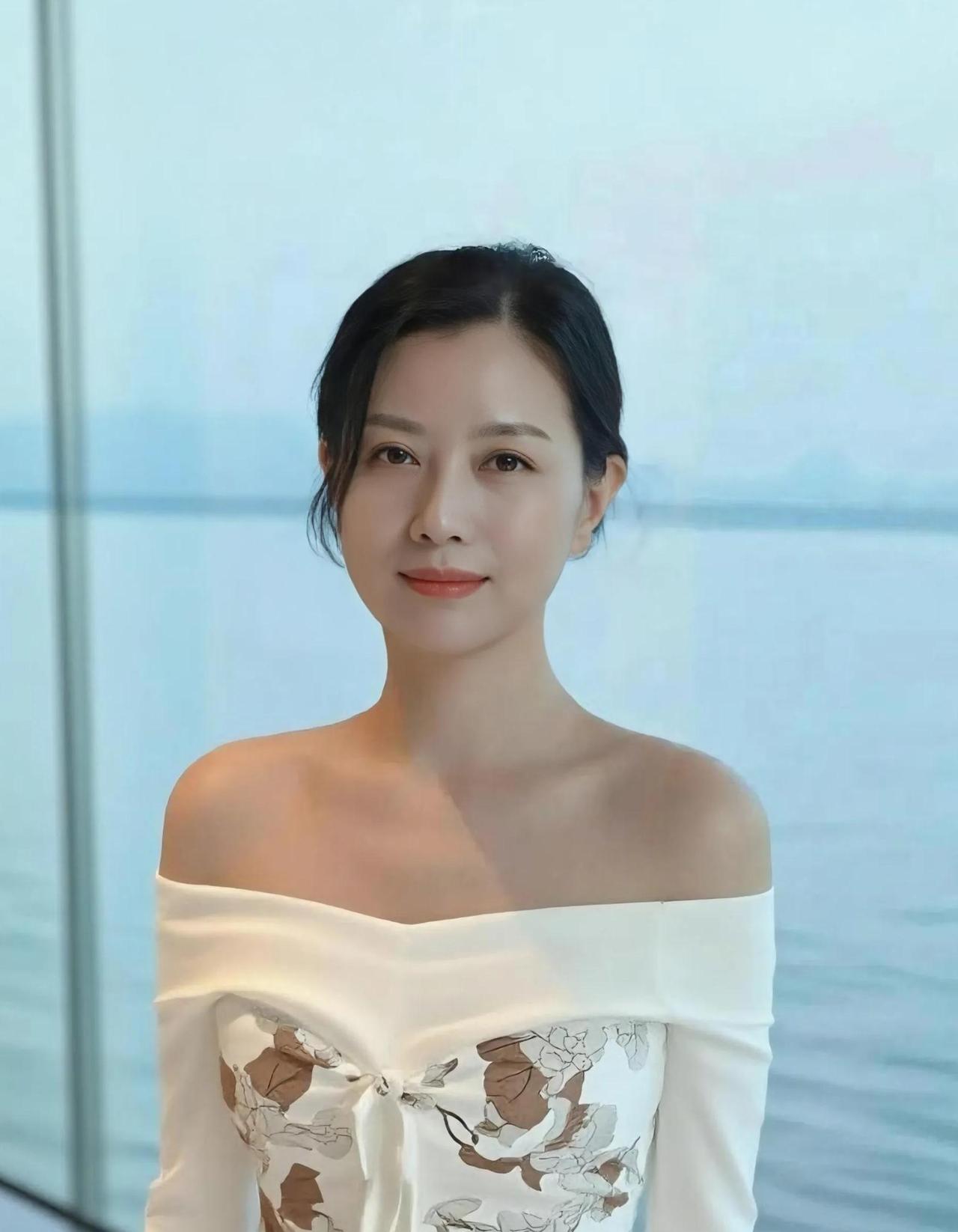 男人和女人之间：

社区调解员李大姐最近处理了多起情感纠纷，发现一个普遍现象：男