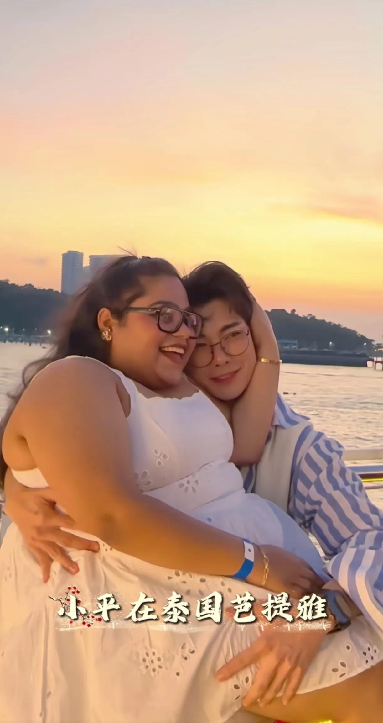 出银子跟帅哥拍照，情绪价值拉满满的。