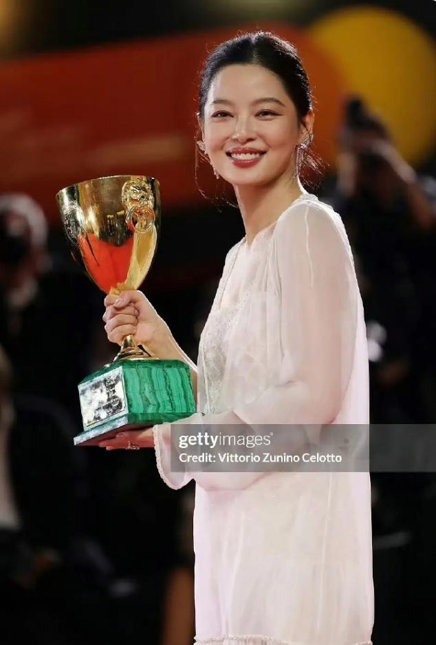 很多人觉得辛芷蕾拿威尼斯影后资源也不会飞升
其实她不需要资源飞升好吧，因为她资源