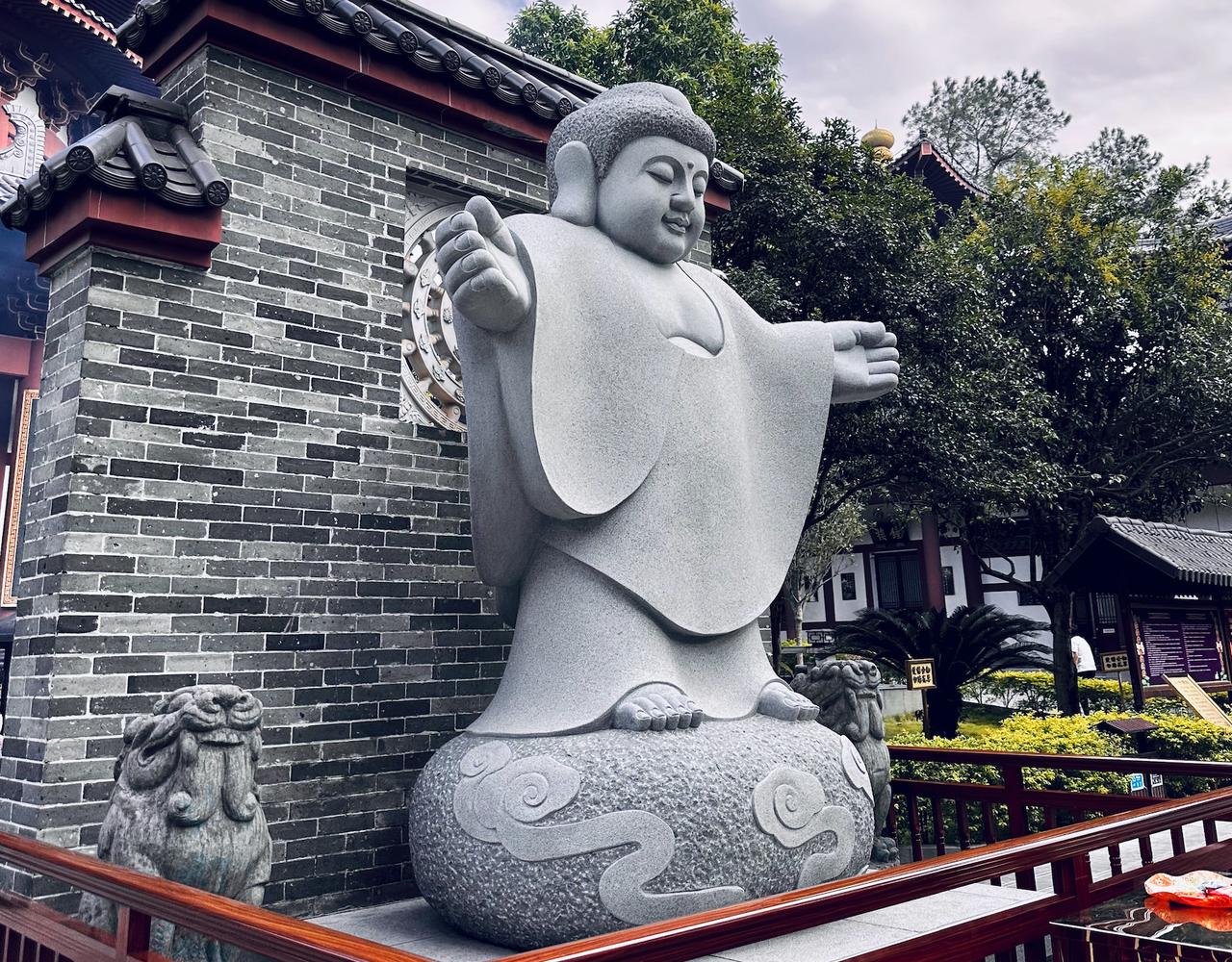 突然意识到，现实和科技已呈两极分化。

很割裂。

一边是现实中还有很多需要人工