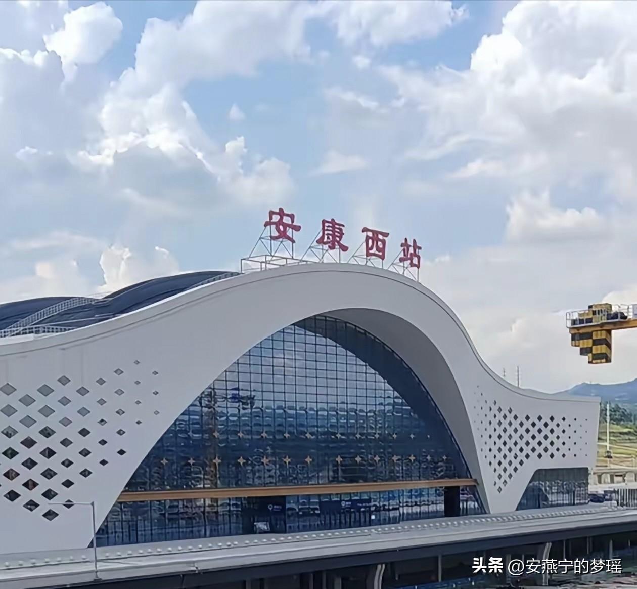 我这样总结旅游，八个字：花钱、受罪、体验、回味。

花钱。交通费，尤其高铁费、飞
