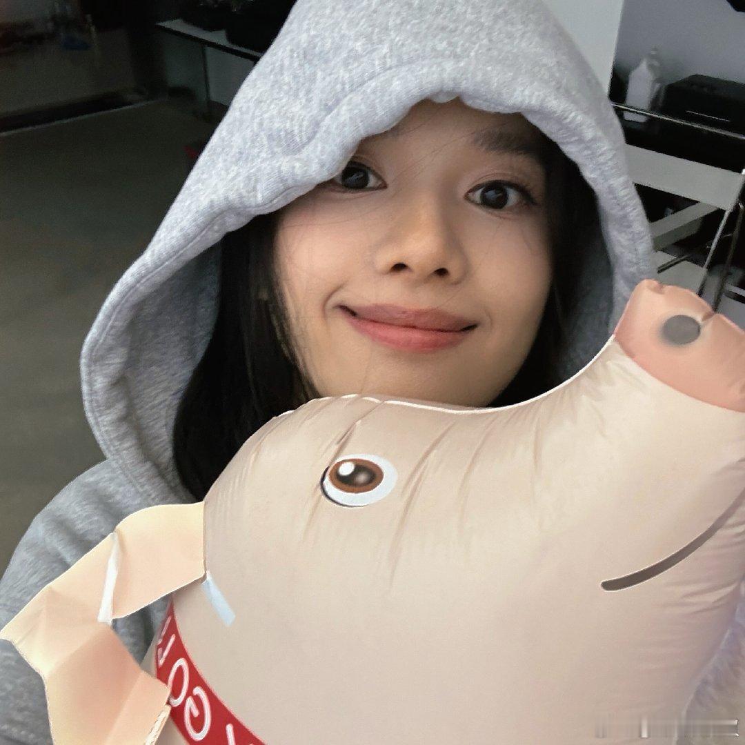 #张婧仪给粉丝的花起名字# 可爱#张婧仪素颜抱猪# ​​​