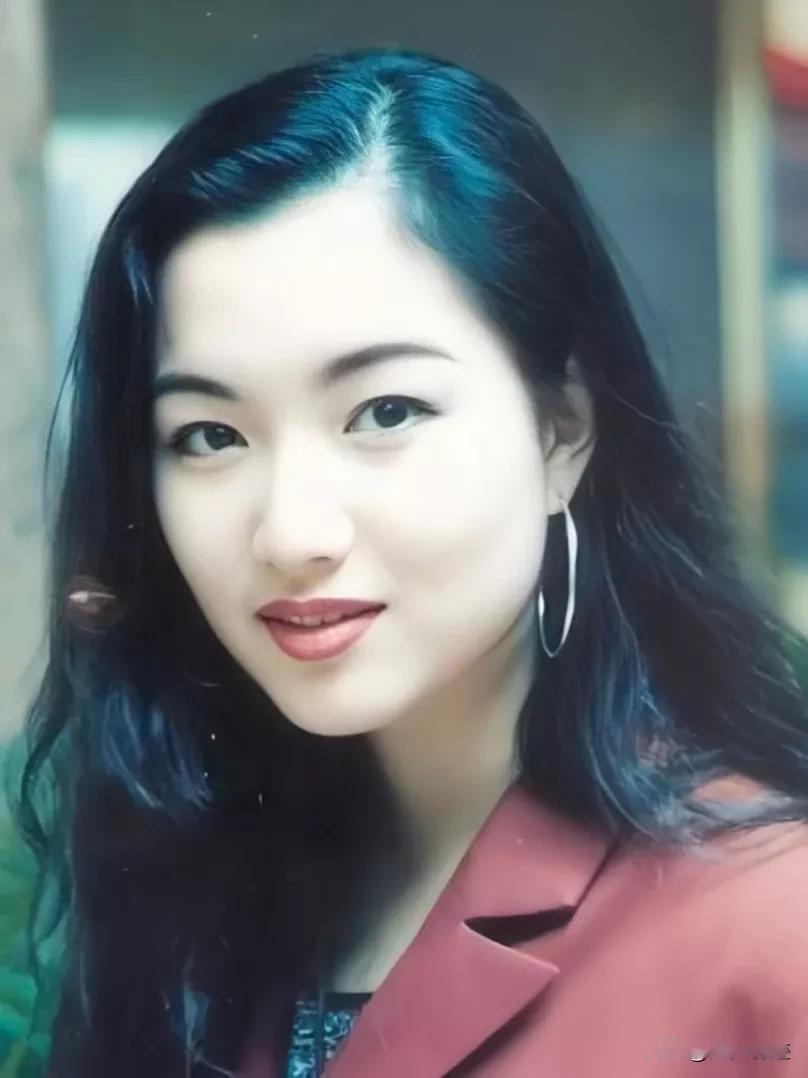 这算得上绝世容光吧！那你知道她是谁吗？
没有真正认识她之前，我只知道她是歌手，染