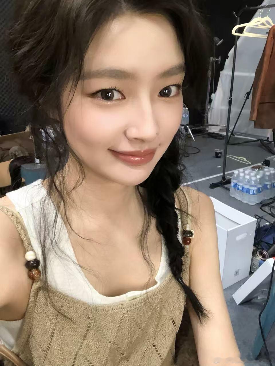 好羡慕徐若晗的生命力 刷她的日常就觉得这人好会过日子，路边一朵花、天上一片云都能
