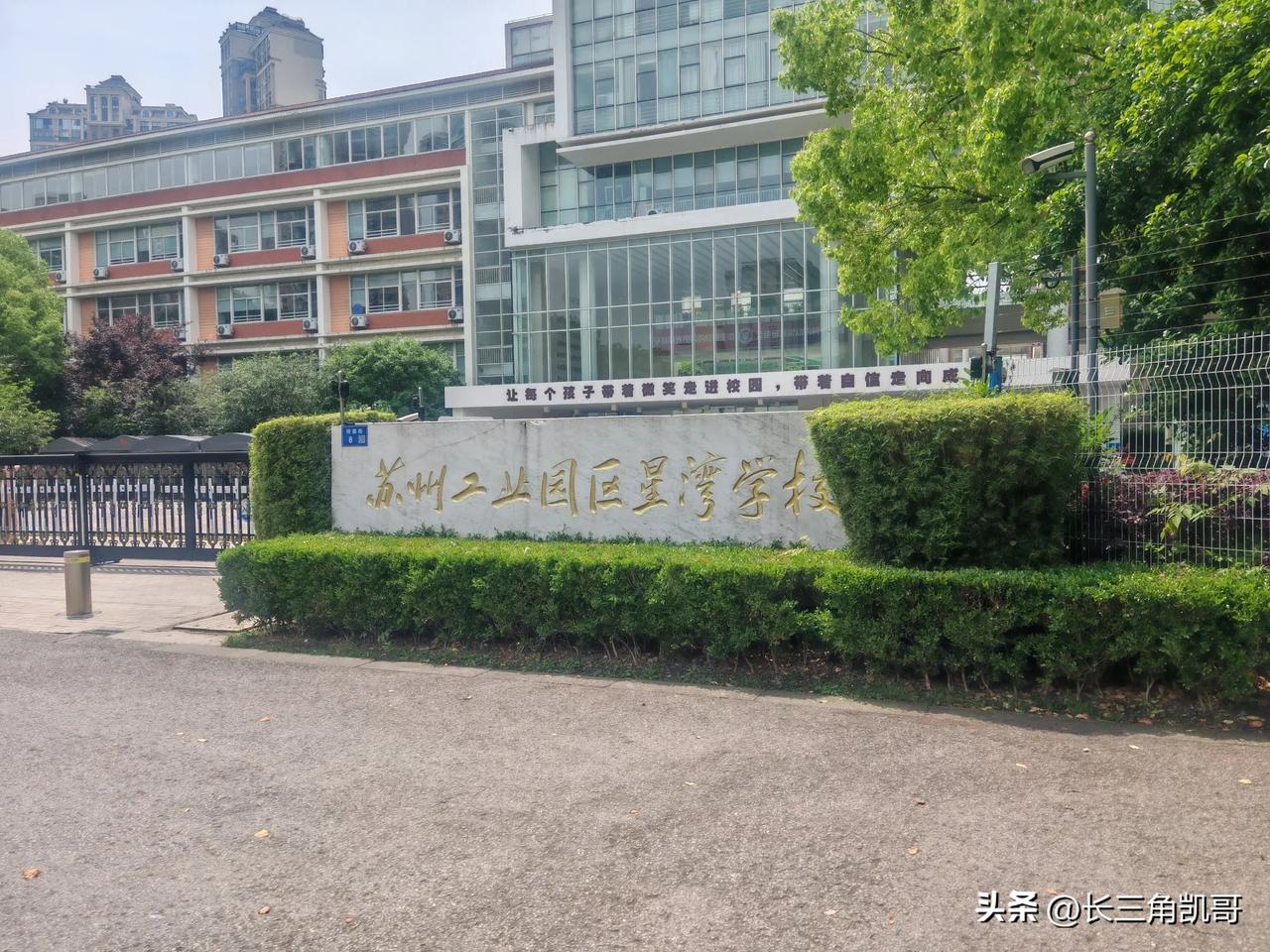高考分数一出来，应该有很大一部分分数比较尴尬的家长在纠结，就是压着本科线二三十分