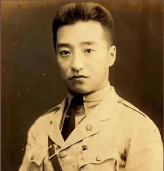 1981年初，张学良托人给病床上的冯庸送去一条电热毯。
毯子不算贵重，但对于被软