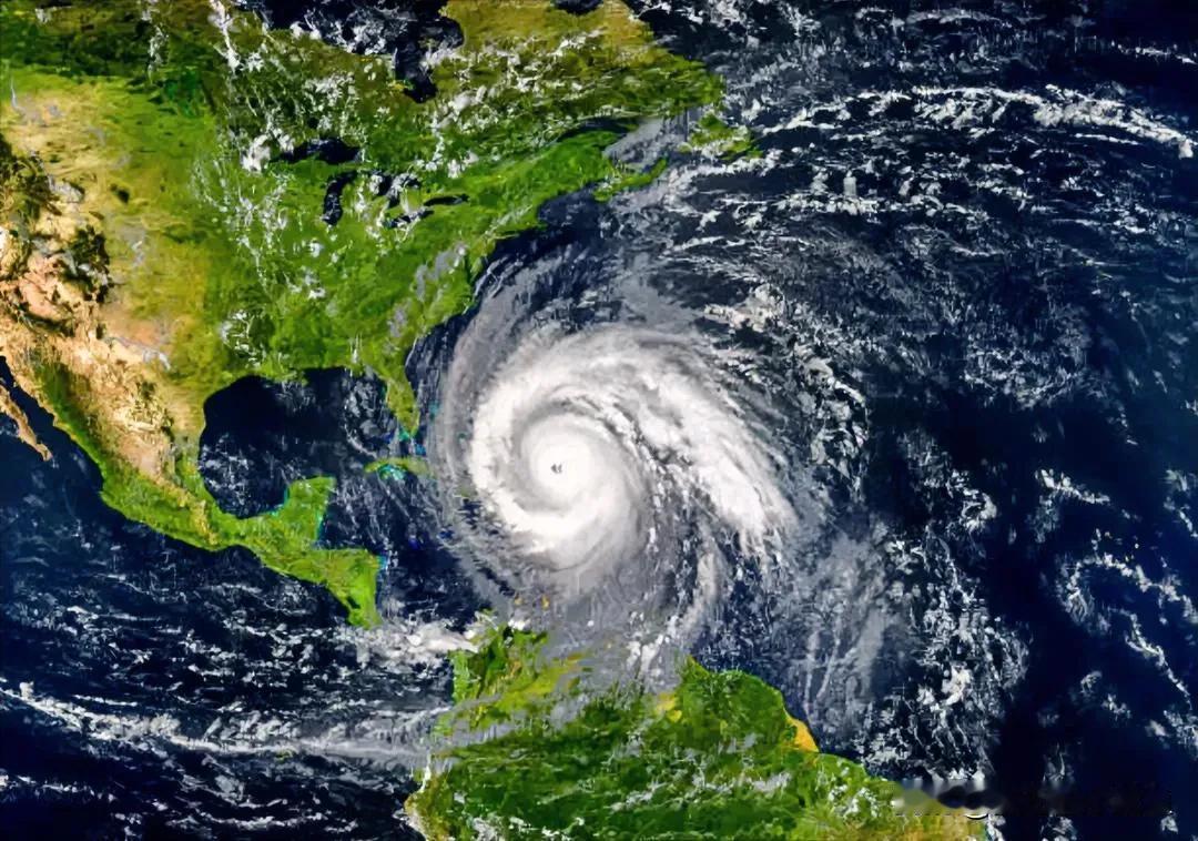 今年最大台风“凤凰”这威力也太猛了吧！从超强台风一路减弱，还登陆了台湾，给东南沿