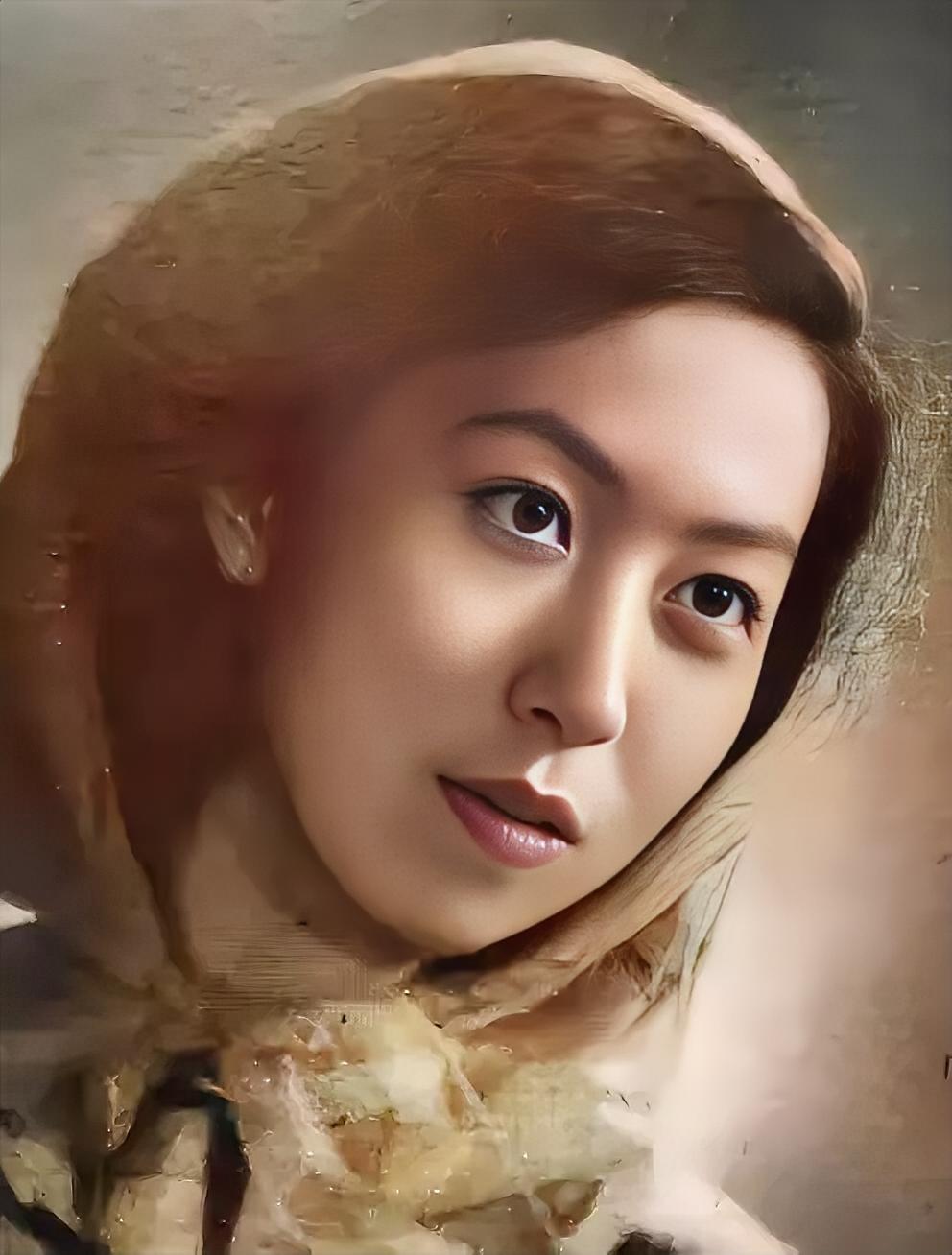 1938年，张爱玲的父亲张志沂趁着妻子不在，偷偷拿着针管，溜进了18岁张爱玲的房