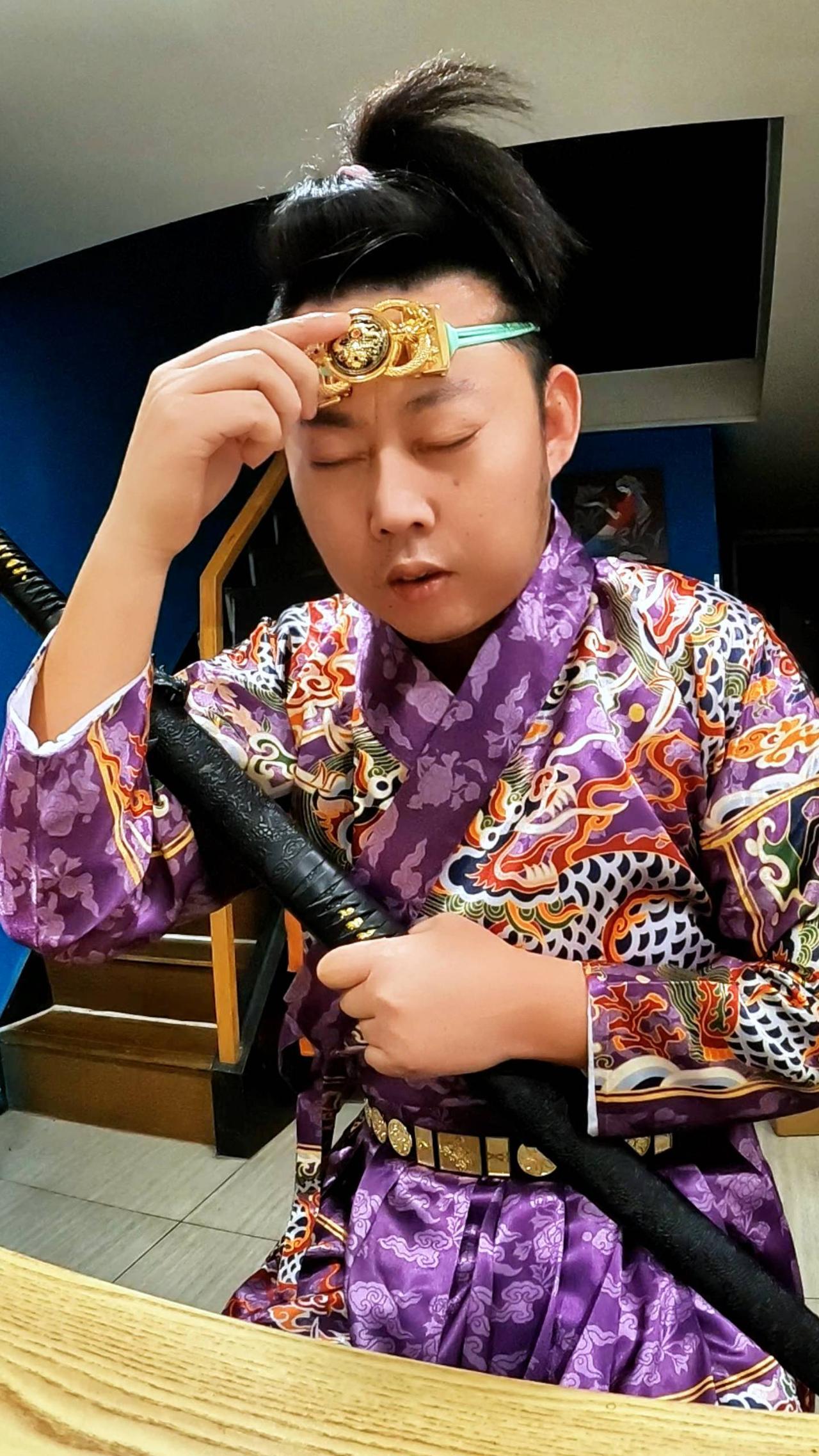 寒江孤影，江湖故人，相逢何必曾相识。