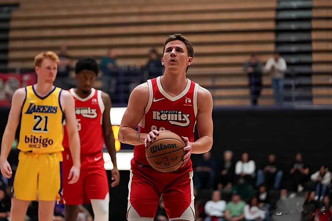 快船用双向合同签下了之前效力于开拓者二队的后场球员肖恩-佩杜拉（Sean Ped