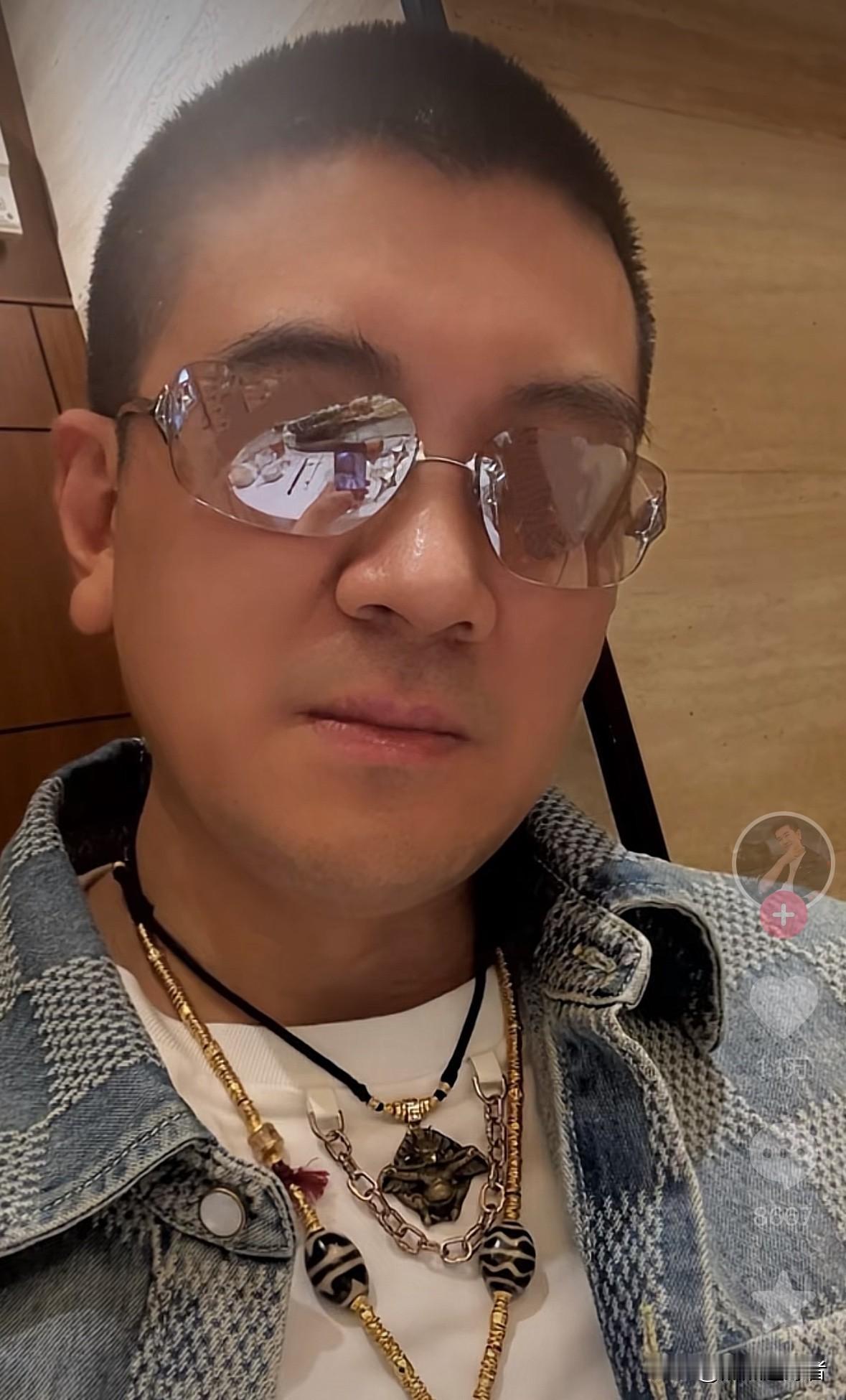 昨晚，杨子发布了一则新视频，称以前喜欢一个人，现在也喜欢一个人。有网友在视频下方