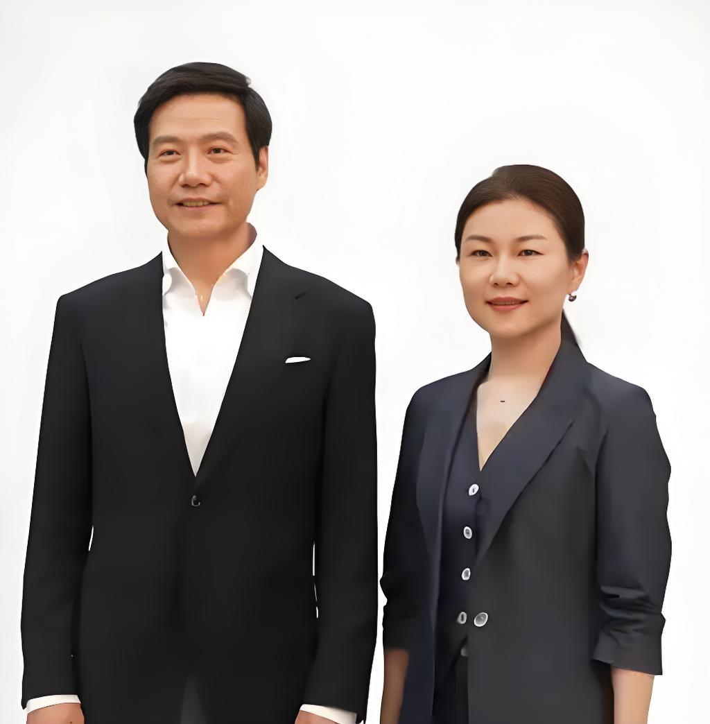 雷军的女强人妻子张彤，在小米初创期，靠人脉帮雷军对接硬件供应链资源，还主导顺为资