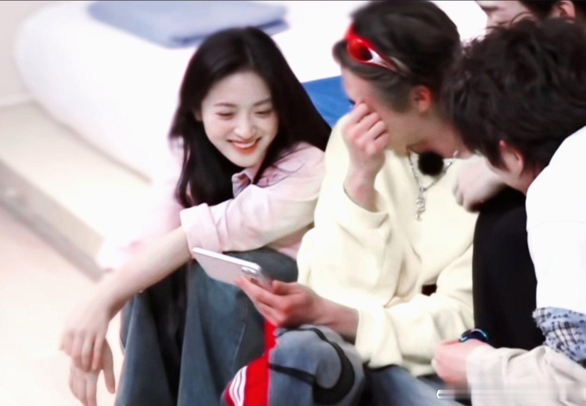 马思超说王鹤棣沈月长大了《亲爱的客栈2026》里，马思超见证好友蜕变，直言王鹤棣