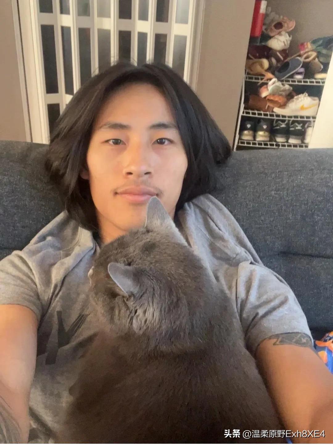 有人说张云鹏认亲这事“有假”，认为他9岁之前说的都是中文，现在却忘记了不可能！这