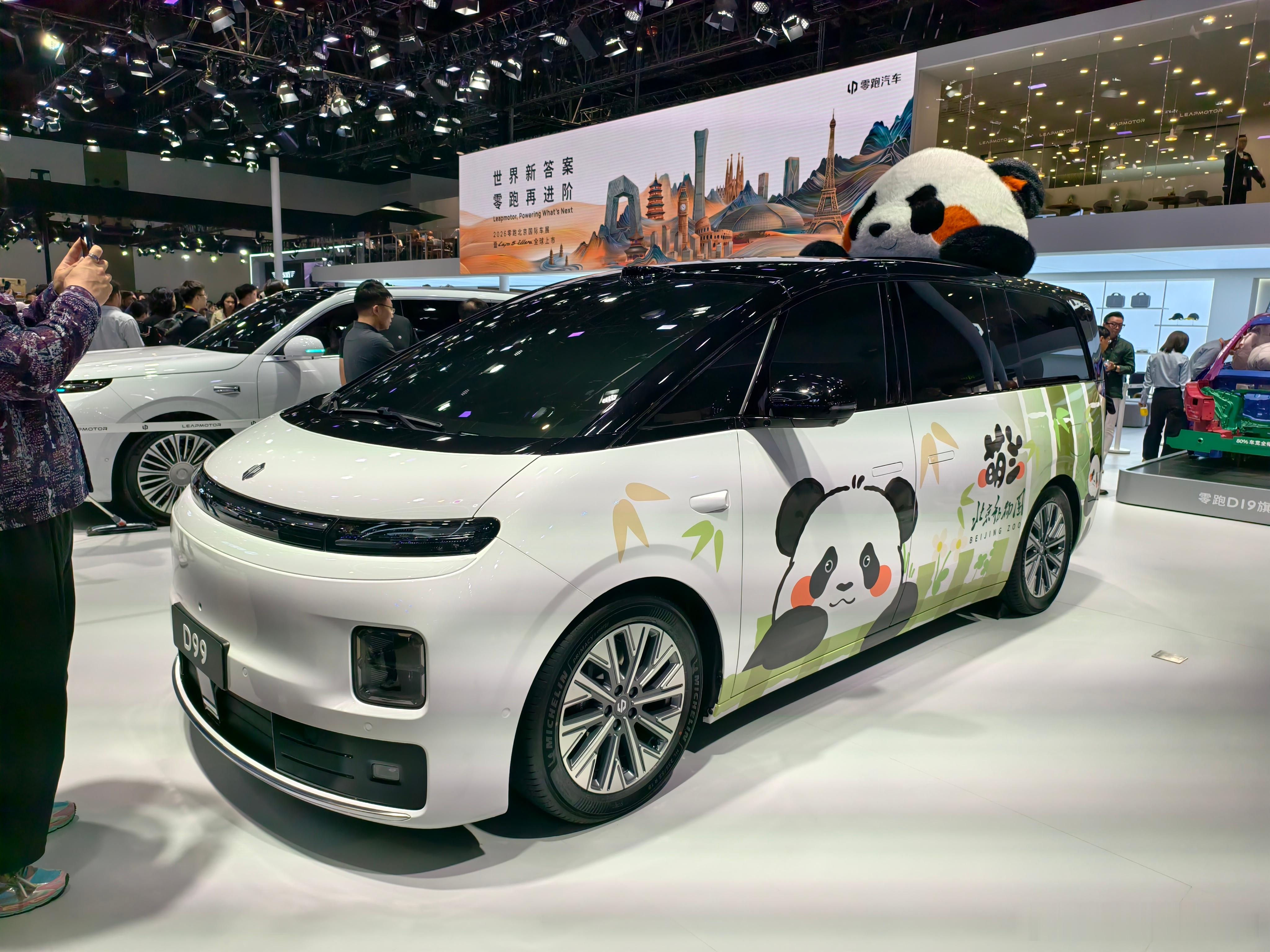 和 MEGA 一样，零跑 D99 太适合贴动画贴纸车膜了。2026北京车展