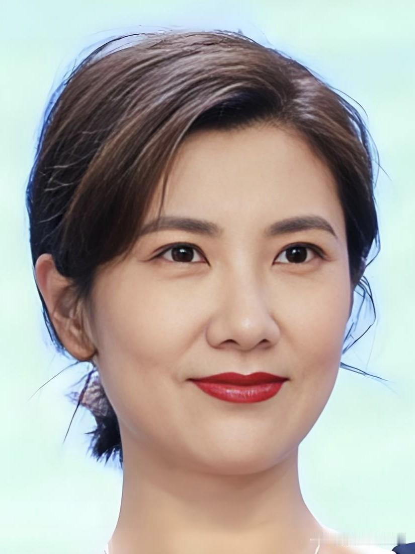 边潇潇，曾以《正阳门下》苏萌一角惊艳荧屏。历经岁月沉淀，她褪去浮华，将生活过成诗