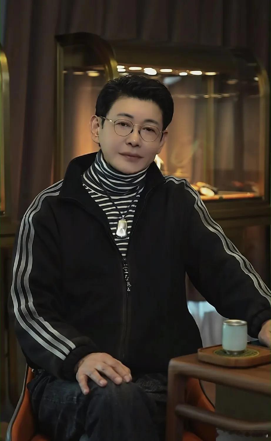 程前与朋友聚餐，无修图越来越像王志文，而他自己晒图却总要P图，两者反差挺大的!近