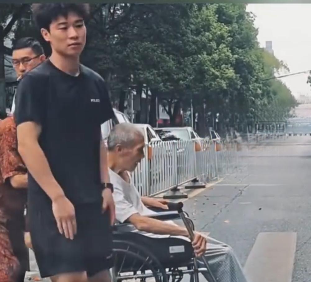 城市最温暖的风景，从来不是繁华街景，而是街头不期而遇的善意。近日，一段朴实又治愈