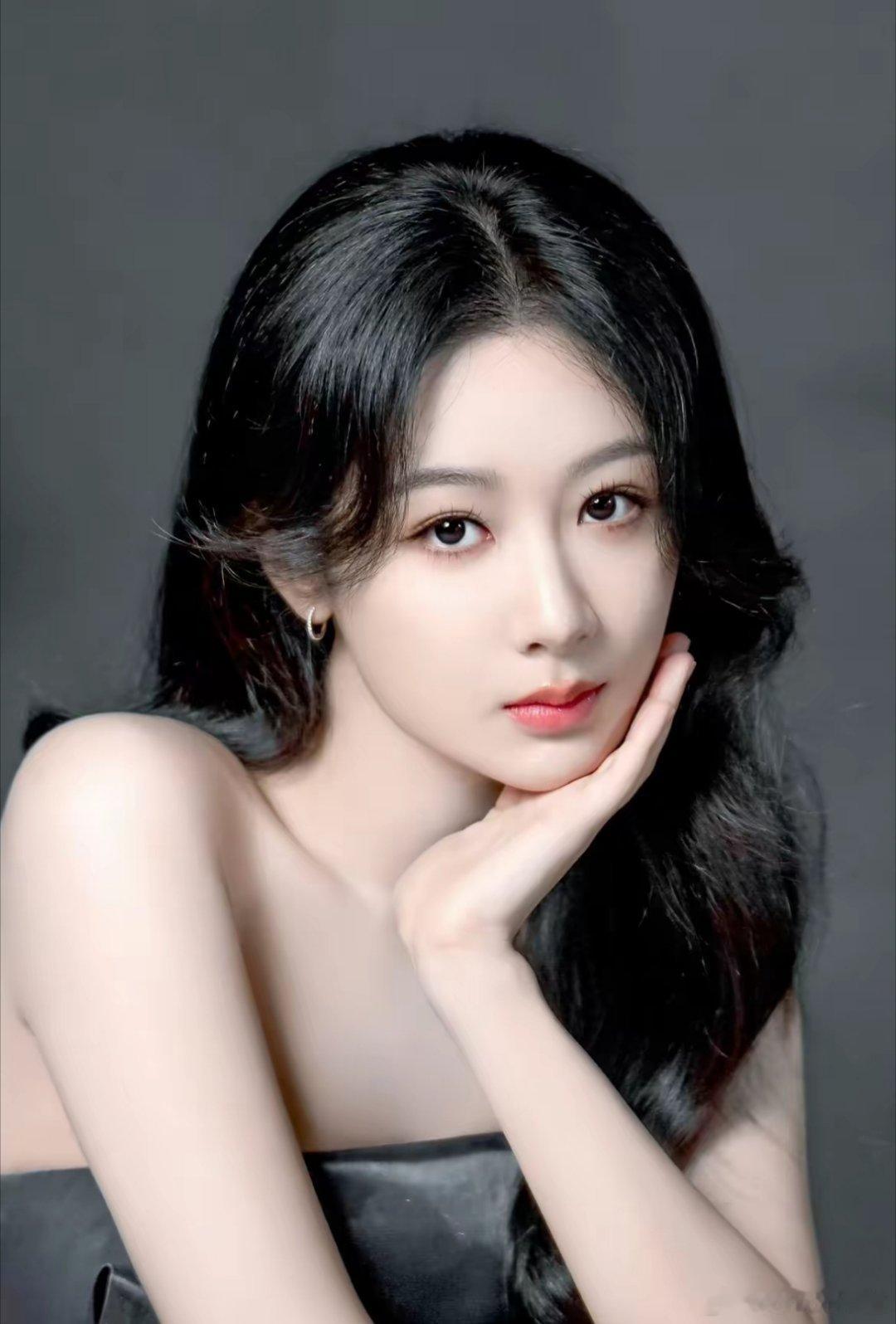 不敢说白玉兰男主一定是肖战但白玉兰女主大概率是杨紫生命树1月份上映，就是为了能在