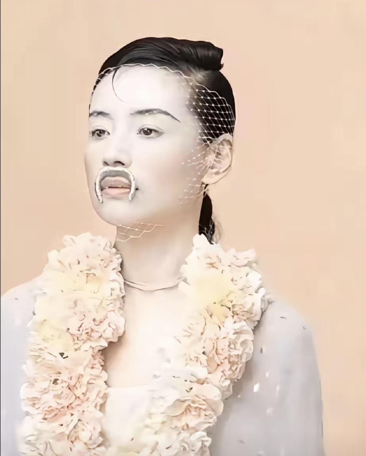 哎我去，大半夜刷到董洁的造型，真的被吓一跳，真的有点诡异，这是想表达啥呀！

这