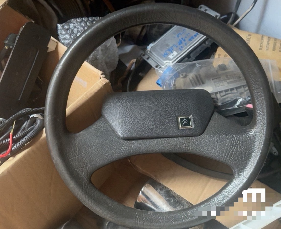 在咸鱼上淘了个富康的方向盘，跟我原车一样的款式。发货的时候好好的，拿到手的时候发