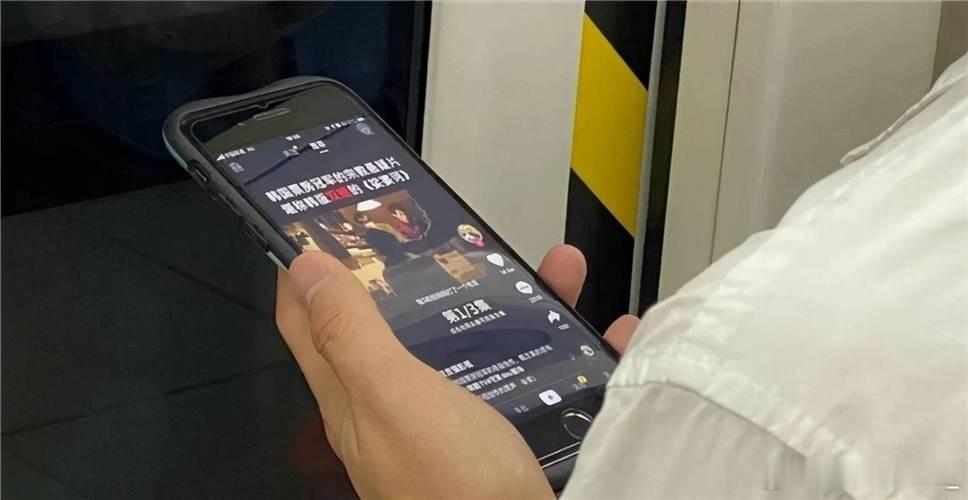 微信里上线的绿泡泡短剧把朋友在看放上了首页，朋友刷什么直接决定推给你什么。省了自