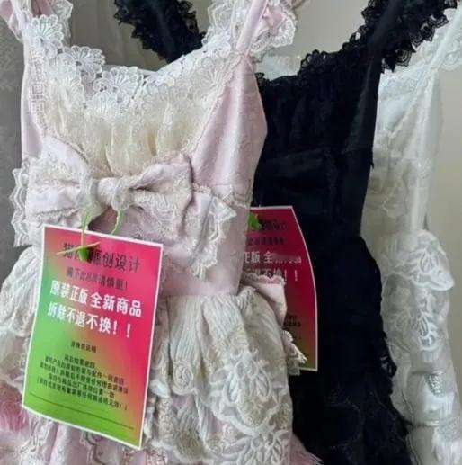 电商平台出现巨型吊牌的新现象，折射出消费权益与商家生存的深层矛盾。

当"七天无