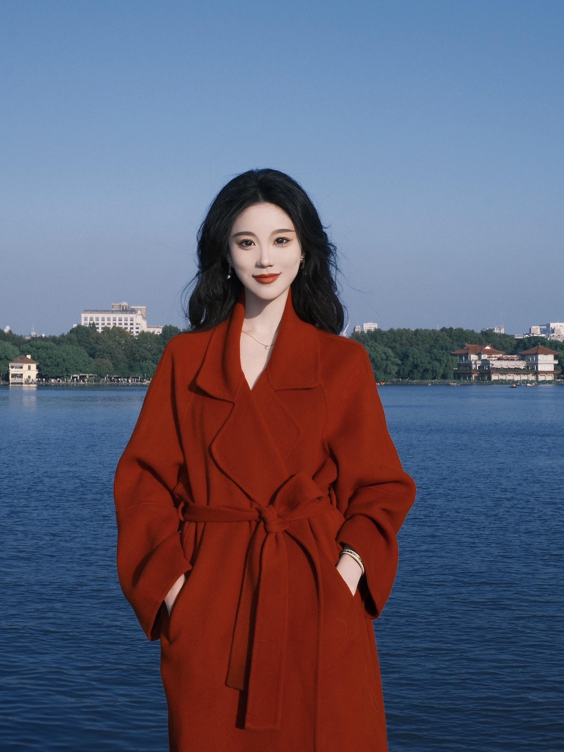 西湖纵有千分美，无你不过一潭水