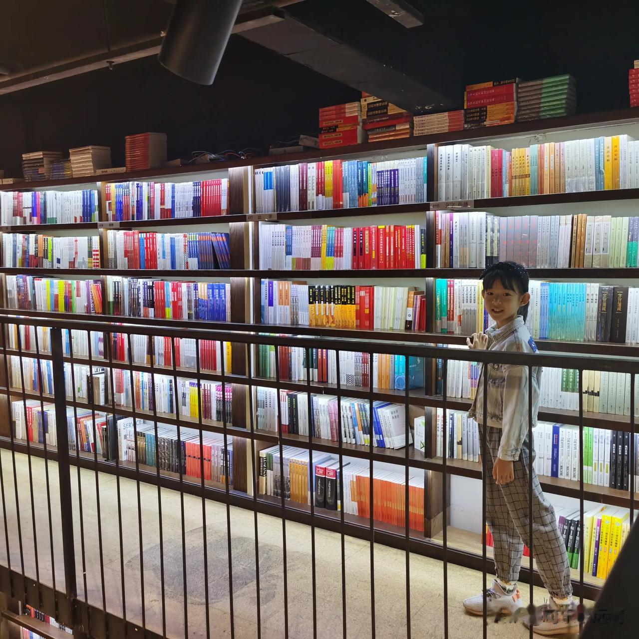 #分享我的今日所见# 
坐在书店的角落一边听着音乐一边看书一待就是一下午，当下是