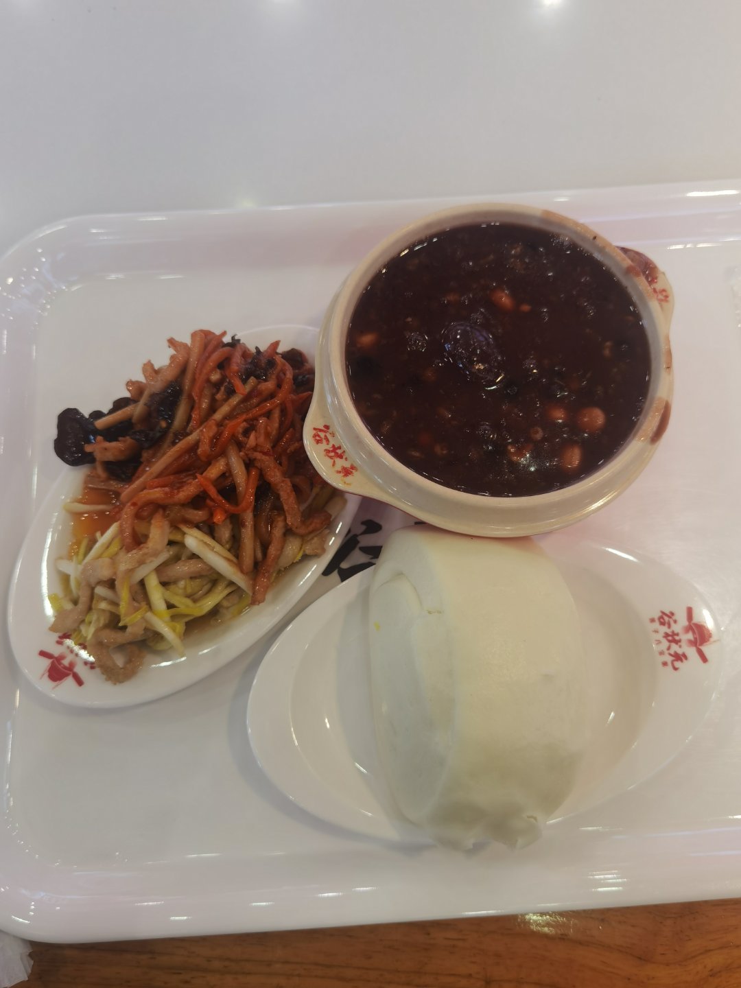 一个人的午餐喜欢来这里，像极了上学时候的食堂 