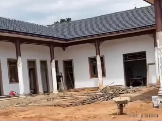 经过一段时间的紧张施工，阿彪老挝三合院的院子脚手架已经拆除。这一进展标志着三合院