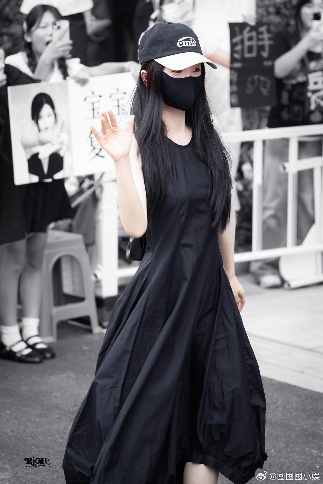 虞书欣露背花苞裙虞书欣露背花苞裙，好美啊~ 虞书欣黑色背心裙
