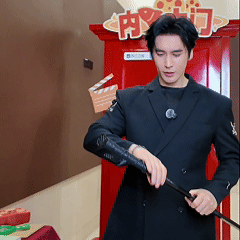 张伦硕希望大家善待他无限超越班 他选了剑做敲门砖，因为跟穿搭很配。从小舞刀弄剑，