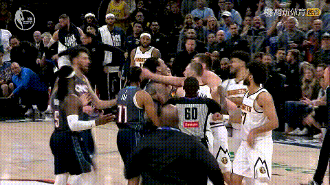 第四节比赛进行到第8分钟，多尔特在一次回放时故意放慢速度，看着约基奇过来后直接一