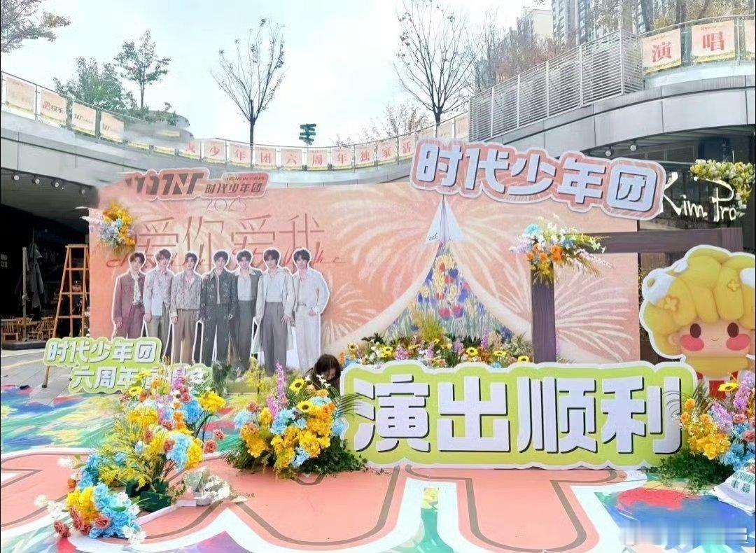 抽卡抽到停不下来，今天欧气爆棚！抱着一堆周边回家，快乐如此简单~ 