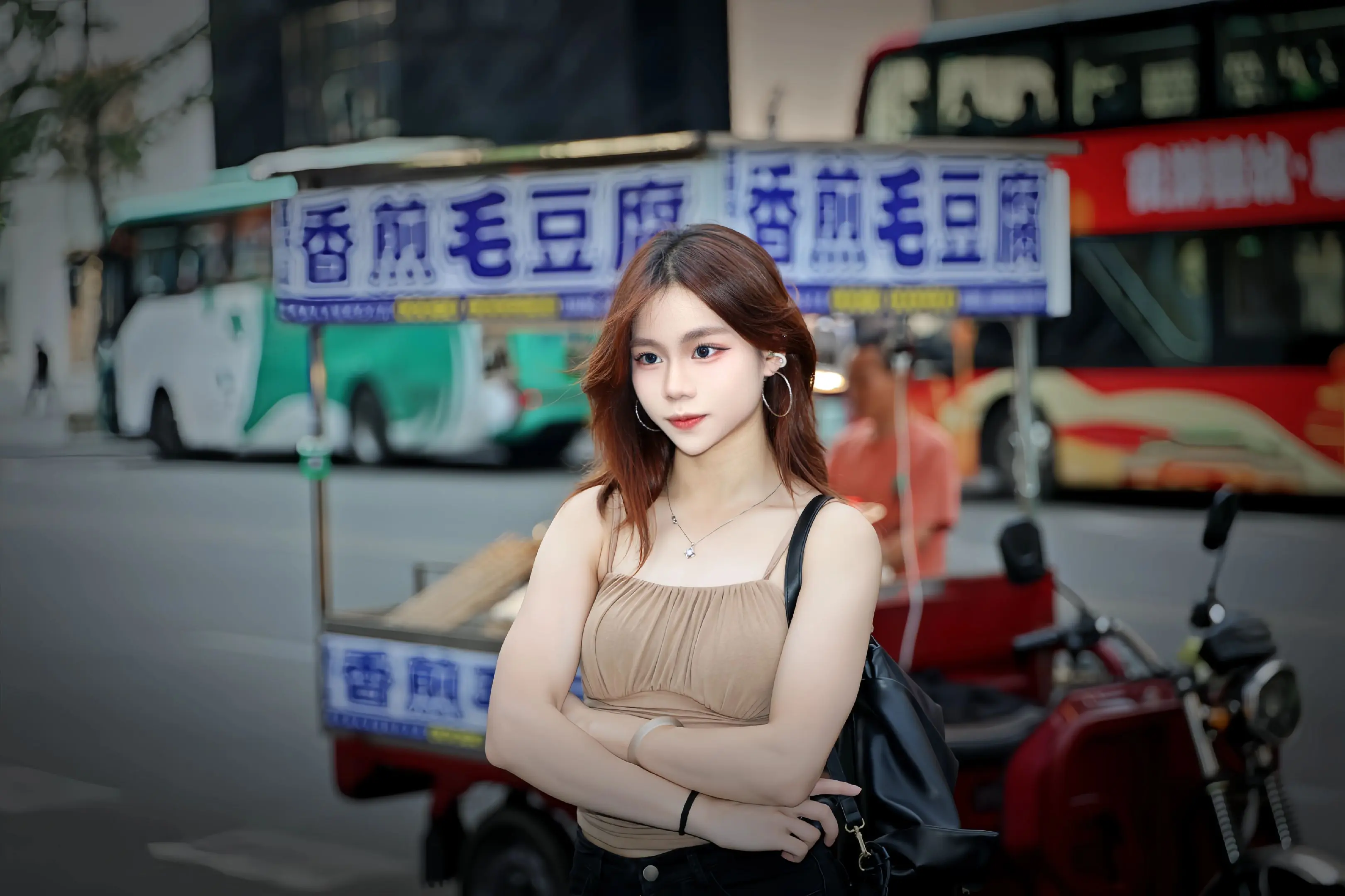 谁懂啊！街头随手拍也太有生命力了吧✨。在人来人往的街头，不用刻意凹造型...