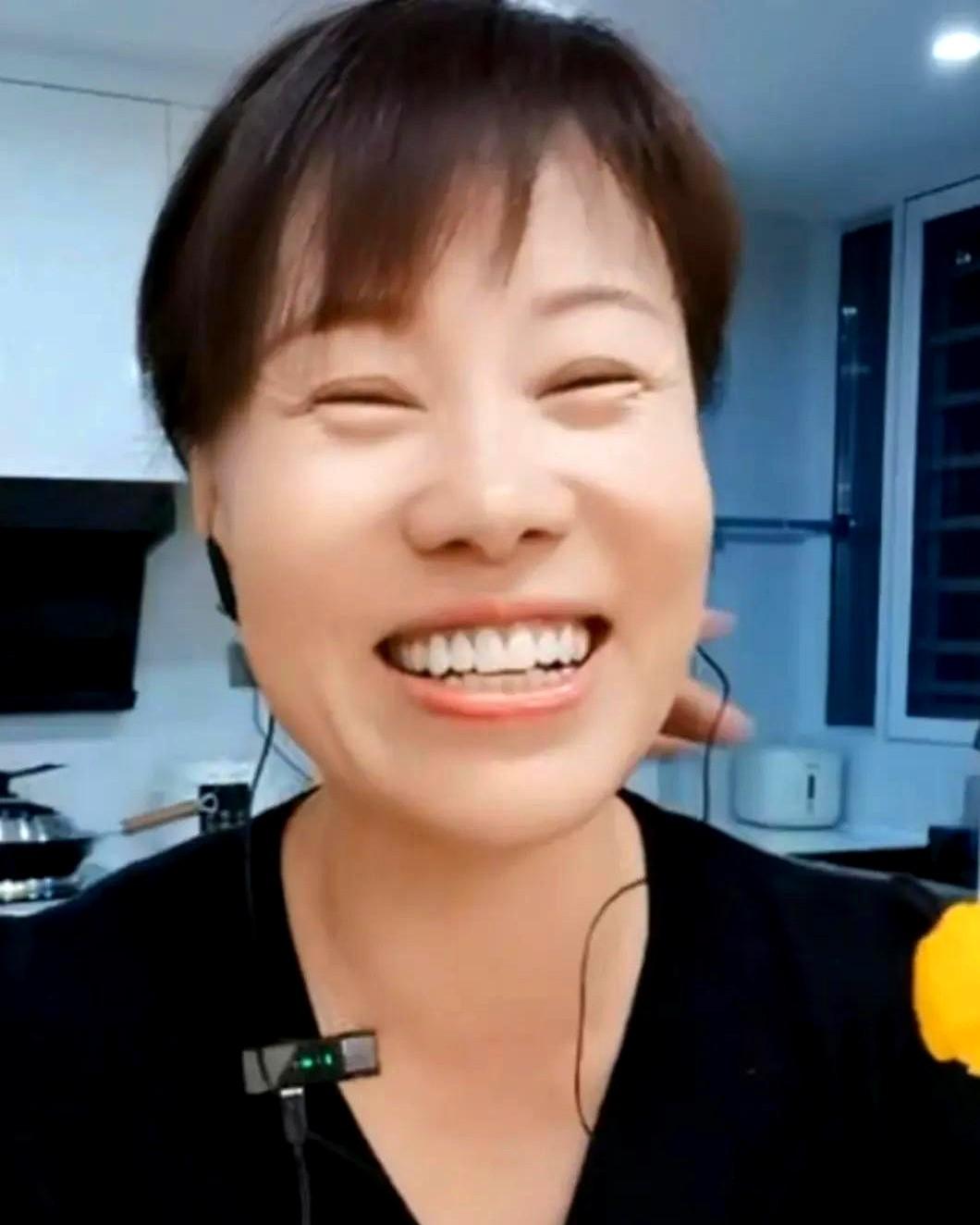 李心暖跨越山海带娃回国，却不见家人？

在李心暖的直播过程中，网友好奇：她带着儿