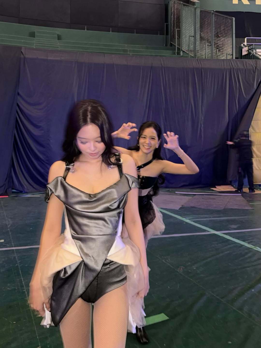 260123 Jennie更新 IG（2）🥵“黒とピンクで染まった夜 一緒に作