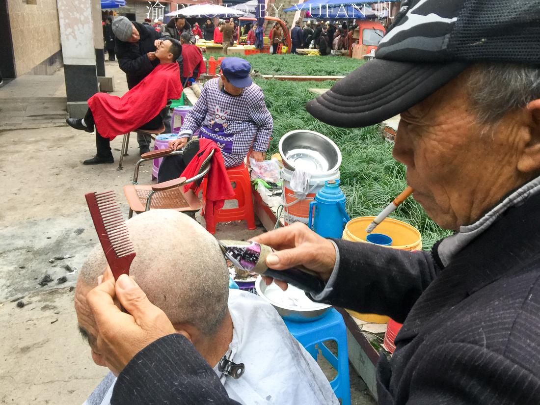 我为啥喜欢到路边理发摊剪发，而不到理发店剪？
其实有些理发店服务也很周到，很细致