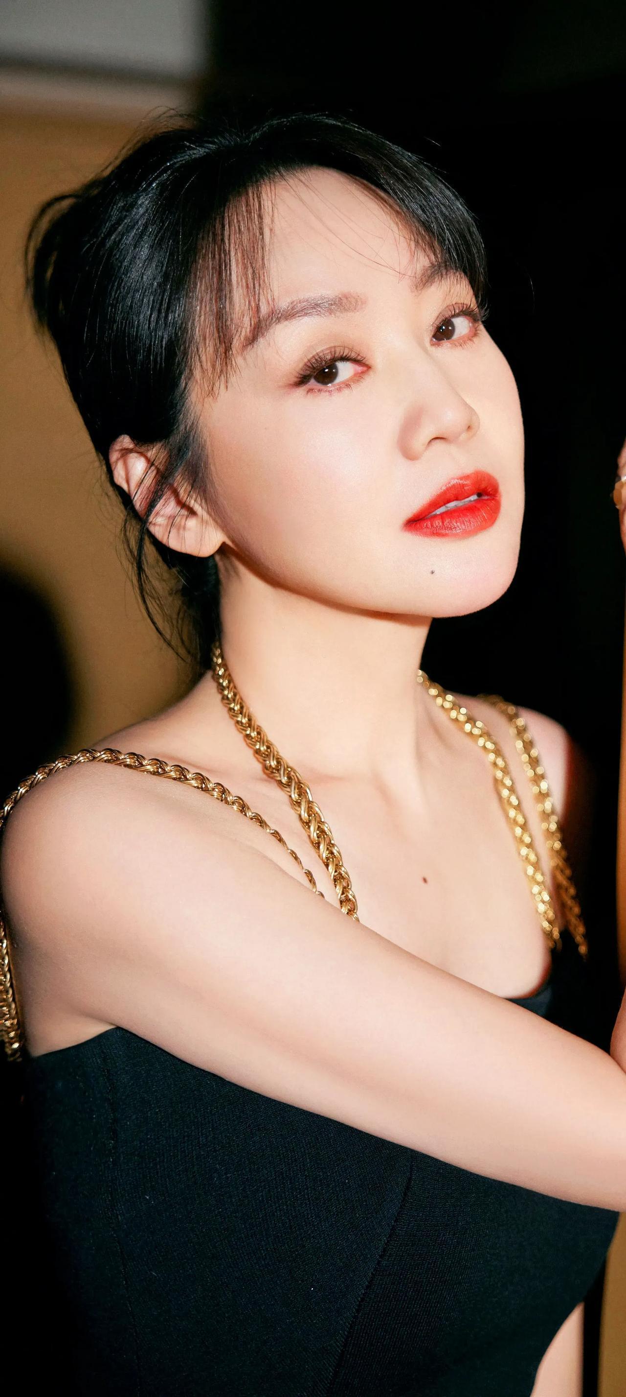 #闫妮# #女明星谁最美# #高清美女# #惊艳女神#
达人推荐女主角唇泥